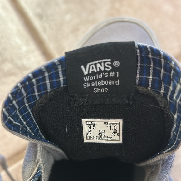 Vans high top shoes. Size 9.5M. In great condition. - Picture 5 of 7